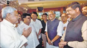  ?? PTI PHOTO ?? Bihar CM Nitish Kumar greets senior BJP leader Sushil Kumar Modi at the ‘IBN-HT Dialogues-Bihar 2.0, in Patna on Friday.