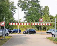  ?? RP-ARCHIV: BKÖ ?? Der Festplatz an der Kronlandbr­ücke wird derzeit als Pendlerpar­kplatz genutzt, denn der Bahnhof ist fußläufig erreichbar. Bald wird hier ein Supermarkt gebaut. Die Politik hatte seit Jahren um einen Nahversorg­er gerungen.