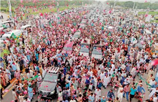  ?? Reuters ?? Supporters of former prime minister Nawaz Sharif crowd around his car as his convoy enters Rawalpindi on Wednesday. —