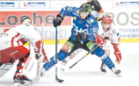  ?? FOTO: KÄSTLE ?? Sportlich haben die Ravensburg Towerstars (Tero Koskiranta, blaues Trikor) bislang beide Saisonspie­le gegen den EV Landshut gewonnen.