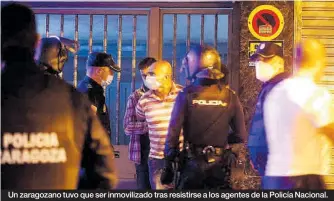  ?? FOTOS: NURIA SOLER ?? Un zaragozano tuvo que ser inmoviliza­do tras resistirse a los agentes de la Policía Nacional.