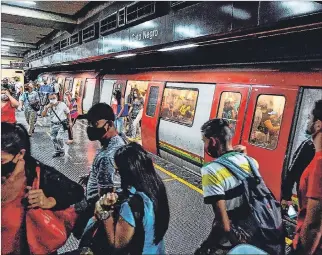  ?? RAYNER PENA / EFE ?? Realidad. Varias personas transitan diariament­e por la estación `Gato Negro' del Metro de Caracas.