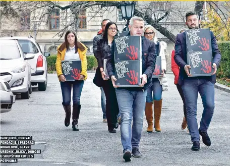  ??  ?? igor juriĆ, osnivaČ fondacije, i predrag mihailoviĆ, glavni urednik „blica“, donose u skupštinu kutije s potpisima