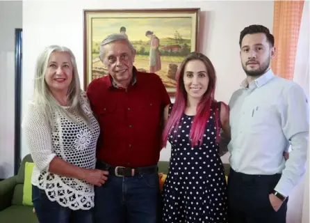  ?? RAFAel PACHeCo grAnADos ?? María Eugenia Vega Li y Manuel Fresno, aquí con su hija Estefanía y el novio de ella, Oscar López Morán.