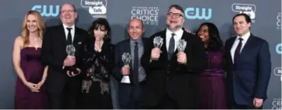  ?? FOTO PHN ?? Regisseur Guillermo del Toro samen met enkele leden van de cast en crew van ‘The Shape Of Water’.