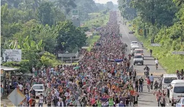  ??  ?? Largo trayecto. Se estima que la caravana tardará dos semanas y media en llegar al estado de Coahuila.