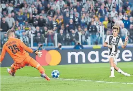  ?? EFE ?? El segundo gol. Dybala define de zurda, tras el rebote del arquero.