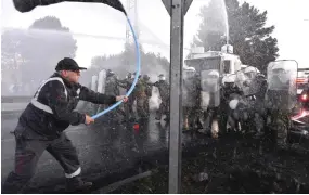  ?? ?? Steel workers clash with riot police during a protest against the eventual closure of the Huachipato steel plant located in the city of Talcahuano, Chile.