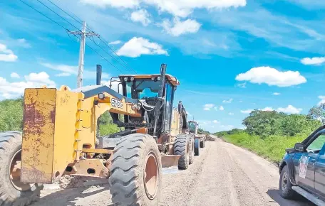  ?? ?? Esta semana llevaron más máquinas a la zona, con las que se avanzó en el arreglo del acceso a Bahía Negra. Hoy llegaría un ómnibus con pasajeros tras 43 días de suspensión del servicio.