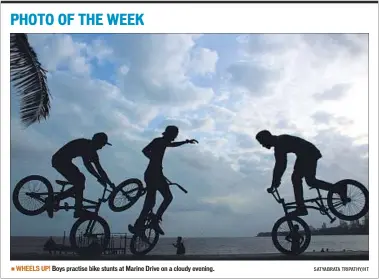  ?? SATYABRATA TRIPATHY/HT ?? WHEELS UP! Boys practise bike stunts at Marine Drive on a cloudy evening.