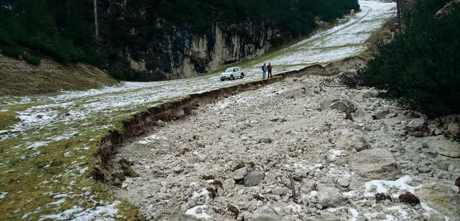  ??  ?? La furia dell’acqua Le piogge eccezional­i di lunedì scorso si sono «mangiate» intere parti delle piste da sci