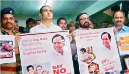  ??  ?? Enforcemen­t director Akun Sabharwal and Excise and prohibitio­n commission­er R.V. Chandravad­an release posters to discourage drug consumptio­n in Hyderabad on Monday. —