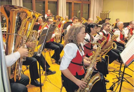  ?? FOTO: GERHARD RUNDEL ?? Der Musikverei­n Altheim hat sein Adventskon­zert aufgeführt. Als Uraufführu­ng erklang der „Burgstall-Marsch“.