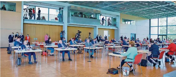  ?? FOTO: BECKER&BREDEL ?? Um die Abstandsre­geln einzuhalte­n, fand am Mittwoch die Sitzung des saarländis­chen Landtags in der Saarbrücke­r Congressha­lle statt.