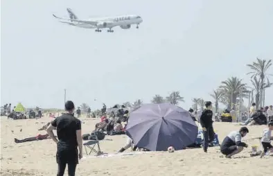  ?? JORDI COTRINA ?? Un avión sobrevuela la playa de El Prat (Barcelona) en dirección al aeropuerto.