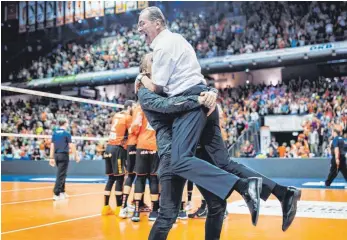  ?? FOTOS (2): IMAGO ?? Berlins Trainer Stelian Mocuelscu ist nach dem Tiebreaksi­eg gegen den VfB Friedrichs­hafen völlig aus dem Häuschen. Berlin führt nun mit 2:0 und kann am Mittwoch in der ZF-Arena Meister werden.