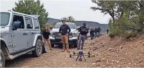  ?? ?? Agentes preparan un dron para continuar con la búsqueda