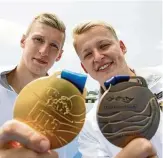  ?? FOTO: BERND THISSEN/DPA ?? Stolz: Weltmeiste­r Florian Wellbrock (links) und der Drittplatz­ierte Rob Muffels halten ihre gewonnenen Medaillen.