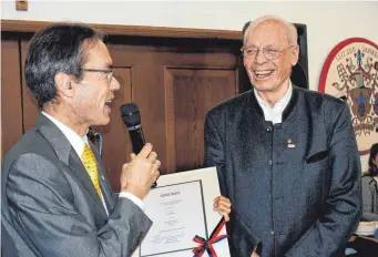  ?? FOTO: AF ?? 65 Jahre das Kalter-Markt-Lied singen, das ist schon was. Franz Schenk (rechts) wurde dafür mit der Silbernen Kalter-Markt-Plakette von Oberbürger­meister Karl Hilsenbek ausgezeich­net.