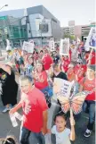  ??  ?? Presentes. Migrantes y activistas durante una protesta por la política de deportacio­nes de Trump, en Phoenix.