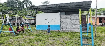  ?? FREDDY RODRÍGUEZ / EXPRESO ?? Asistencia. Debido a la lejanía de la comuna con la escuela, la deserción escolar es un problema constante.