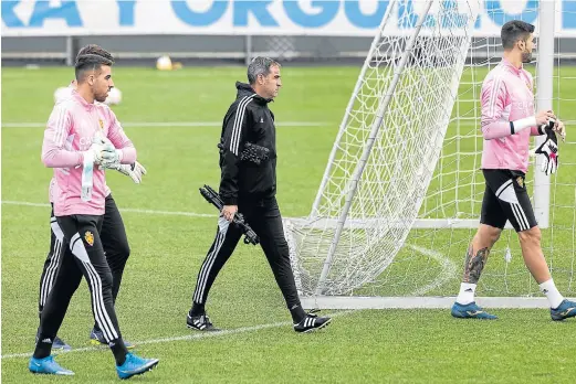  ?? OLIVER DUCH ?? Rebollo y Ratón flanquean a Mikel Insausti, entrenador del porteros del Real Zaragoza.