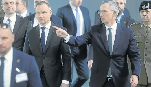 ?? OLIVIER HOSLET/EFE ?? Stoltenber­g da la bienvenida al presidente polaco, Andrzej Duda, a su llegada a la reunión de la OTAN en Bruselas.
