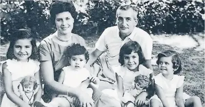  ??  ?? Antes del horror. La familia, en la comunión de Estela y Diana en la capilla del colegio San Martín.