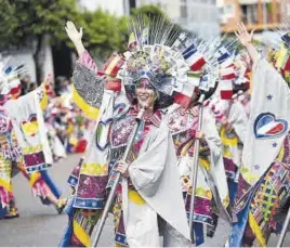  ?? ANDRÉS RODRÍGUEZ / JOTA GRANADO ?? Una de las bailarinas de Los Tukanes durante el desfile, el pasado martes.