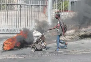  ?? // EFE ?? Neumáticos incendiado­s por manifestan­te en Puerto Príncipe