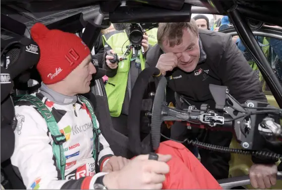  ?? FOTO: MARKKU ULANDER ?? KÄNSLOFYLL­T. Teamchefen Tommi Mäkinen och Jari-Matti Latvala var överlyckli­ga efter succén i Monte Carlo-rallyt.