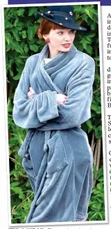  ??  ?? IT’S A WRAP WRAP: El Eleanor i in a d dressing i gown between takes. Right: In Poldark