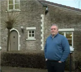  ?? FOTO JAN AUMAN ?? Geert Van Hecke bij zijn woning in Schilde, die het voorlopig zonder regenpijpe­n moet stellen.