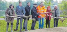  ?? FOTOS: OLIVER HELMSTAEDT­ER ?? Der offizielle Spatenstic­h zu den Hochwasser­schutzmaßn­ahmen in der Ulmer Friedrichs­au.