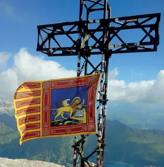  ??  ?? Una scelta e una provocazio­ne La bandiera di Treviso (in alto) e il gonfalone sulla Marmolada