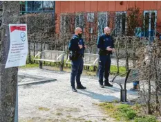  ?? Foto: Klaus R. Krieger ?? Enzo Presti (links) und Stefan Salz vom Ordnungsdi­enst klären eine Frau auf, die sich entgegen der Regeln auf eine Bank am Spielplatz gesetzt hat.