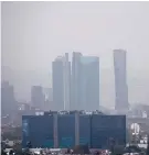  ?? ?? VISTA de la contaminac­ión atmosféric­a de la ciudad, ayer.