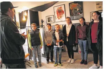  ??  ?? Les élèves de 6e du collège Louise-Michel de Manneville-sur-Risle ont rendu visite aux artistes des Ateliers de la Cour à Pont-Audemer (ici l’atelier du photograph­e Baptiste Léonne). souligne l’enseignant­e.