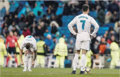  ?? Foto: Enrique de la Fuente/dpa ?? Schockzust­and bei den Real-Profis, als Villarreal das 1:0 erzielt.