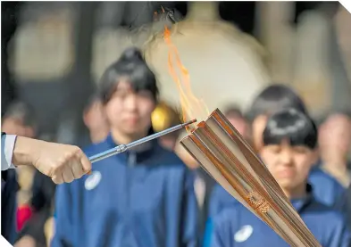  ?? FOTO: AFP ?? La antorcha olímpica tendrá que cambiar su recorrido luego de que Osaka no permitirá su paso. /