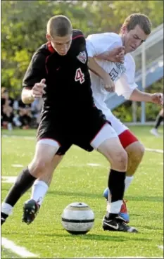  ?? Trentonian PHOTO/JACKIE SCHEAR ?? Hun’s Kevin Dillaway, left, and Pennington’s Alex Griese battle for the ball.