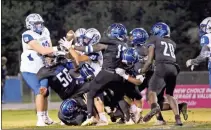  ?? Barbara Hall ?? Gordon Central lineman Brock Shellhouse, left, and running back Jayden Jones battle Model players for a loose ball.