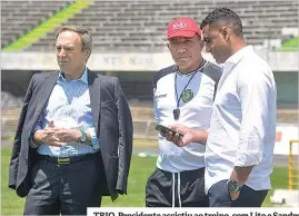  ??  ?? TRIO. Presidente assistiu ao treino, com Lito e Sandro