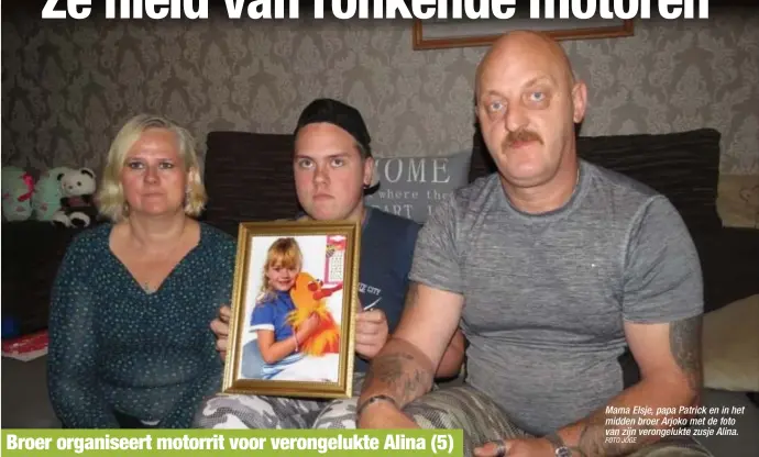  ?? FOTO JOGE ?? Mama Elsje, papa Patrick en in het midden broer Arjoko met de foto van zijn verongeluk­te zusje Alina.