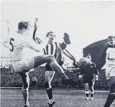  ??  ?? Tommy Robson in action for Newcastle United against Leeds United.