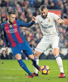  ??  ?? SUPERADO. Jordi Alba, recuperand­o un balón el sábado ante Karim.