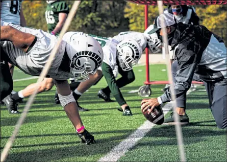  ?? BRANDON RANDALL / ?? Colorado State cornerback­s coach Anthony Perkins works with the Rams at practice Wednesday.