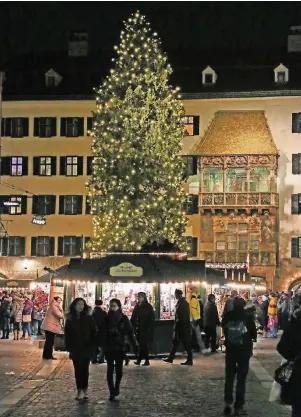  ??  ?? Weihnachts­zauber verströmt der Christkind­lmarkt vor dem Wahrzeiche­n der Stadt: dem Goldenen Dachl. Täglich um 17.30 Uhr spielt dort ein Bläserchor.