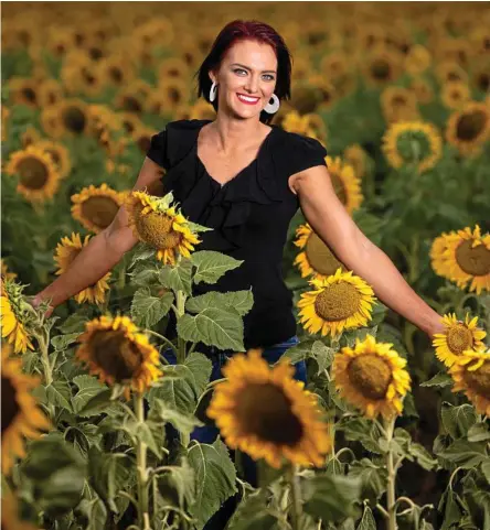  ?? Photo: Timothy Swinson ?? GOLDEN FIELDS: Tim Swinson captured stunning photos of Tamlyn Wolfenden in a sunflower field in Oakey.