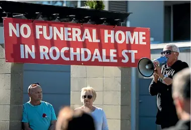  ?? PHOTO: GEORGE HEARD/FAIRFAX NZ ?? Concerned neighbour Karen Harrison speaks to residents at a protest against establishi­ng a funeral home on Rochdale St.